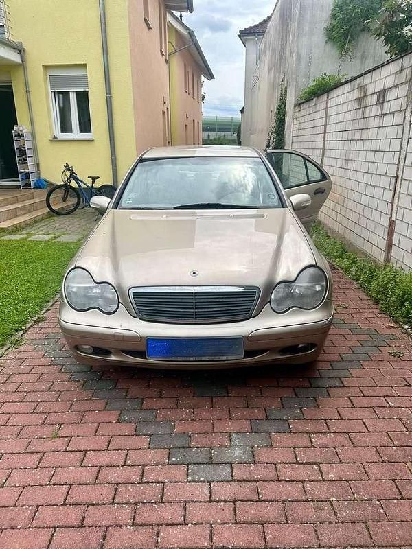 Beige Gebraucht 2001 Mercedes C220 Limousine | 3.990 € - Bild 1/4