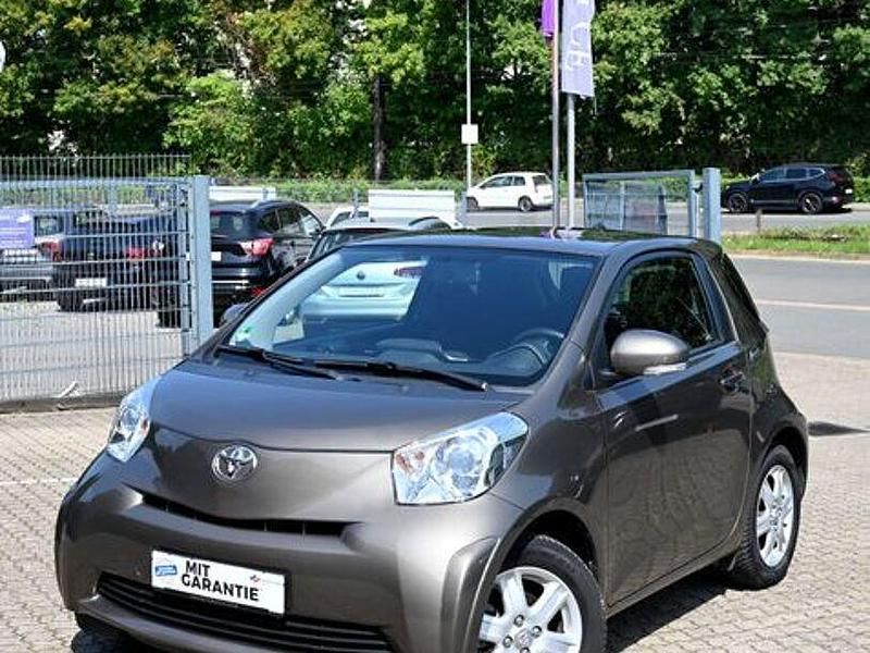 Braun Gebraucht 2013 Toyota iQ Kleinwagen | 6.999 € (Etwas zu teuer) - Bild 1/4