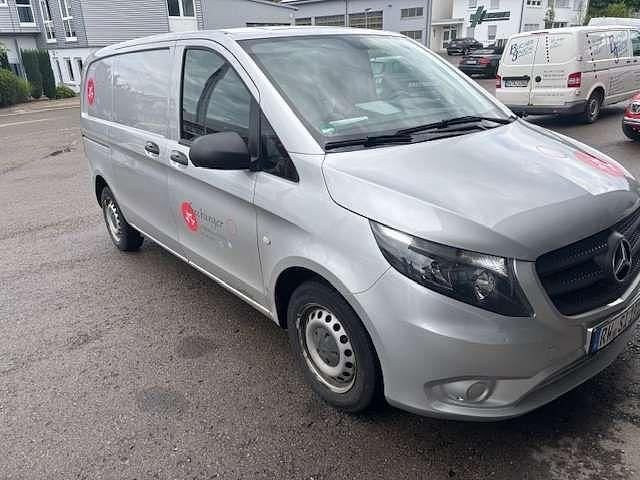 Silber Gebraucht 2018 Mercedes Vito Van / Kleinbus | 15.490 € (Superpreis) - Bild 1/3