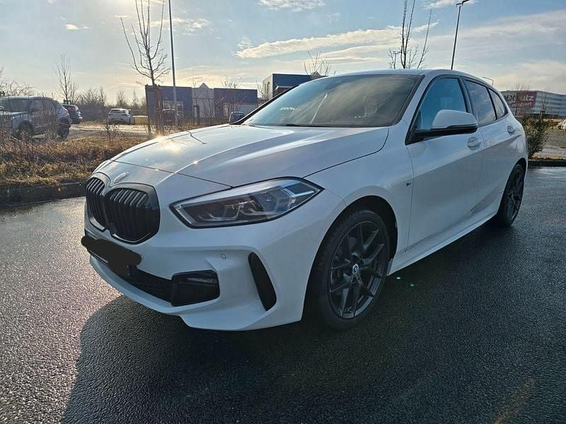 Weiß Gebraucht 2021 BMW 118 M Sport Kleinwagen | 22.940 € (Guter Preis) - Bild 1/4