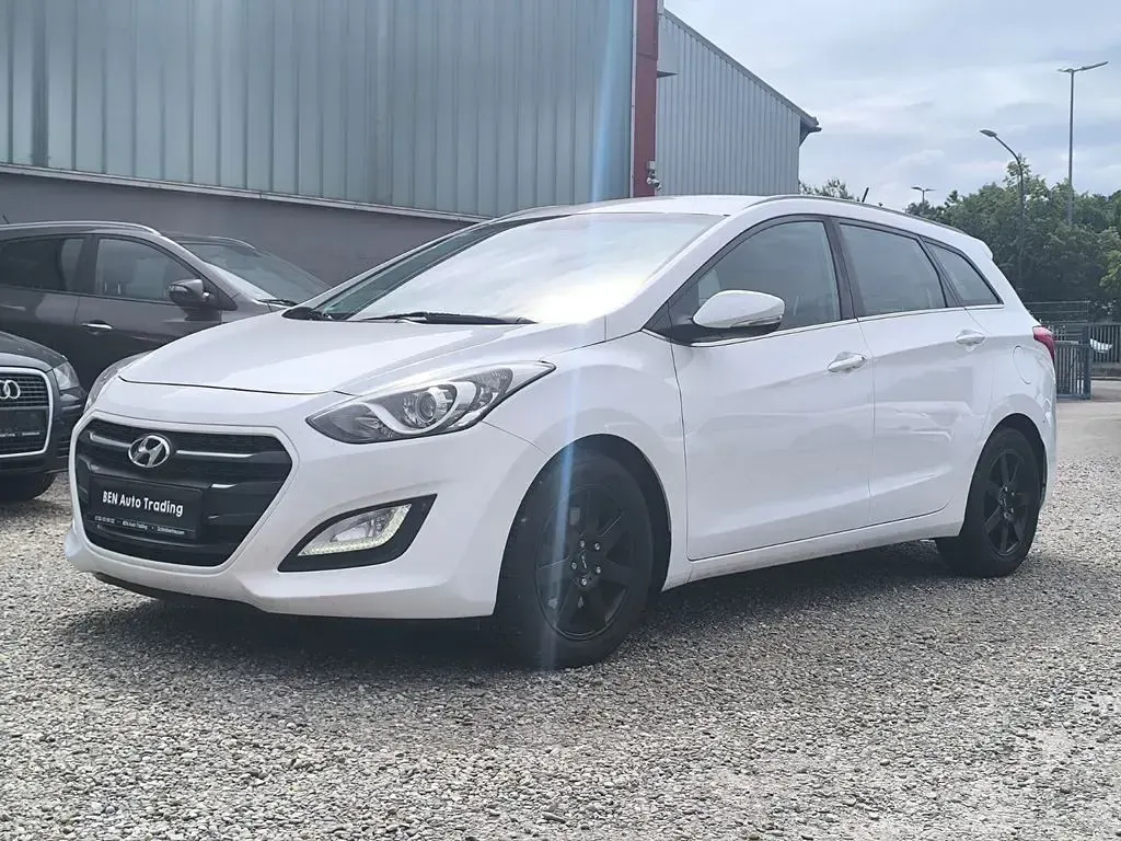 Gebraucht Hyundai i30 Trend 136 PS (100 kW) 2016 Weiß Limousine