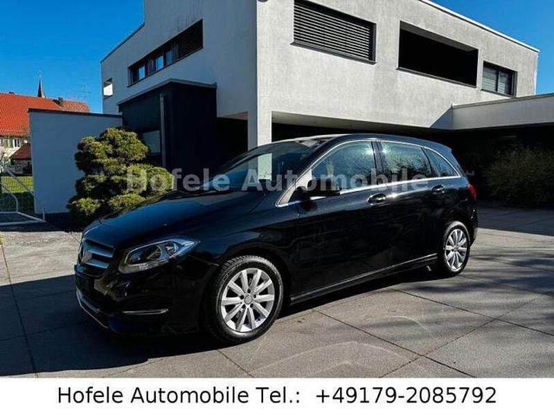 Gebraucht Mercedes B180 122 PS (89 kW) 2015 Kosmosschwarz Van / Kleinbus