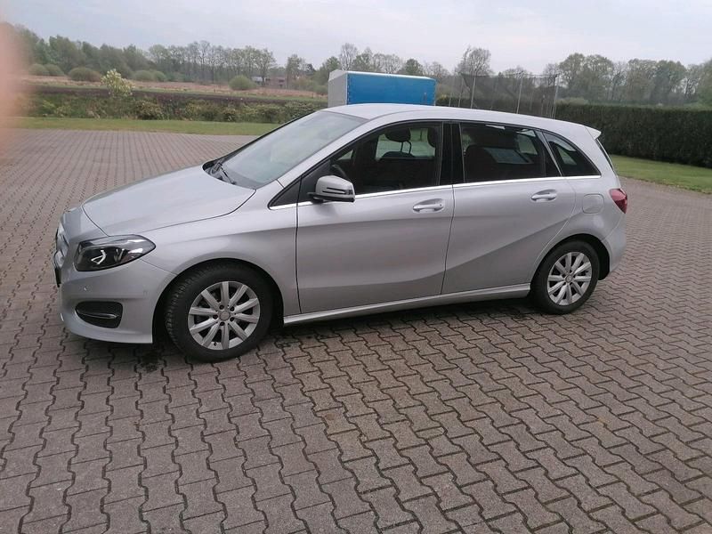 Silber Gebraucht 2016 Mercedes B180 Van / Kleinbus | 10.900 € (Superpreis) - Bild 1/2
