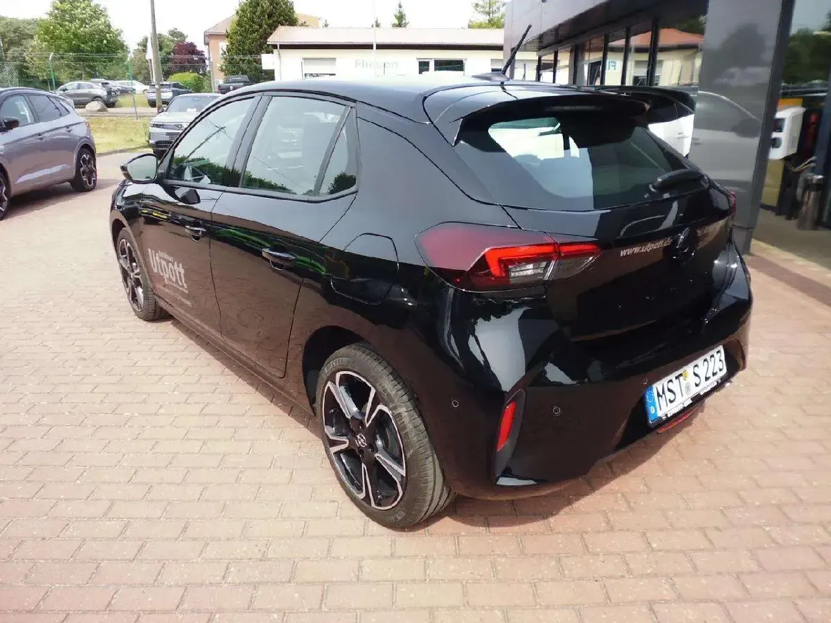 Gebraucht Opel Corsa 101 PS (74 kW) 2024 Lackierung schwarz perla nera/typ aussen (metallic) Kleinwagen
