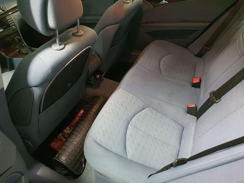 Blau Gebraucht 2005 Mercedes E200 Classic Limousine | 2.299 € (Fairer Preis) - Bild 1/4