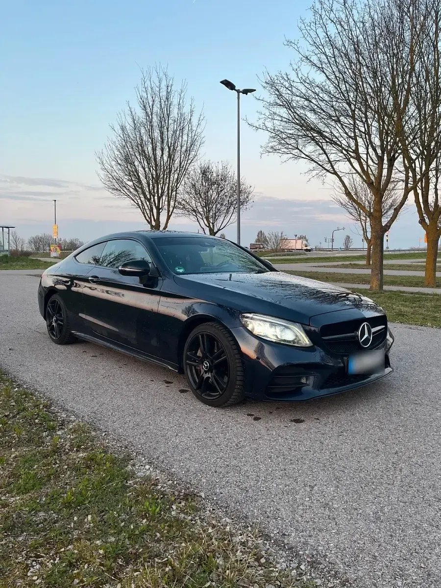 Gebraucht Mercedes C300 AMG line 255 PS (187 kW) 2018 Blau Coupé