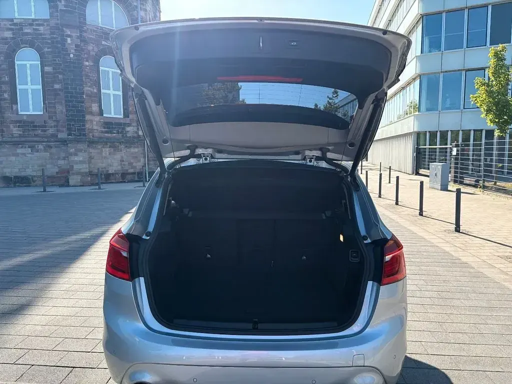 Gebraucht BMW 218 Active Tourer Advantage 150 PS (110 kW) 2020 Silber Van / Kleinbus