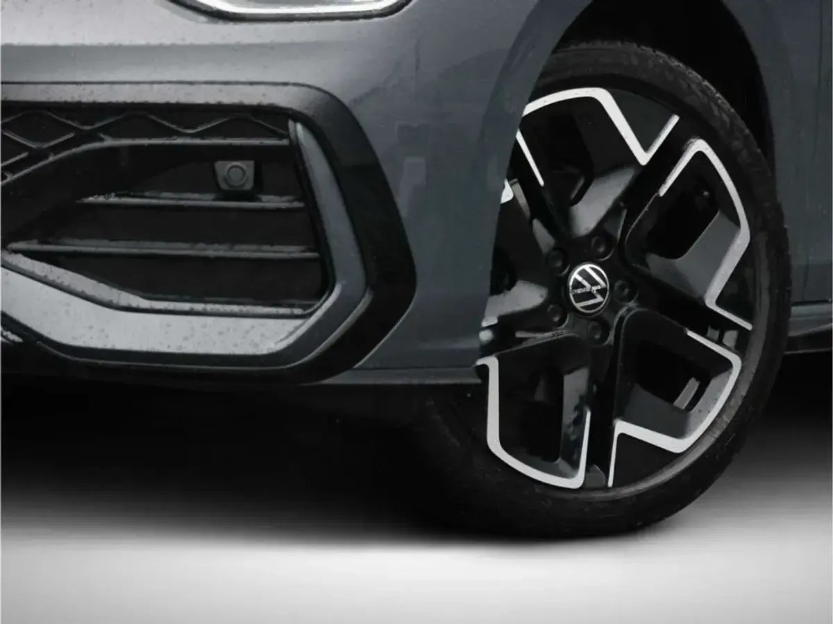 Neu VW Golf VIII R-line 150 PS (110 kW) 2026 Delfingrau metallic Limousine