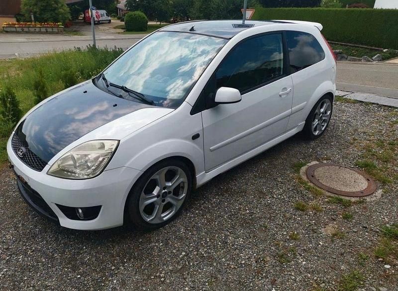Weiß Gebraucht 2006 Ford Fiesta ST Kleinwagen | 2.500 € (Fairer Preis) - Bild 1/4