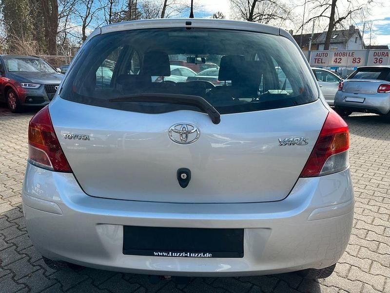 Gebraucht Toyota Yaris Basis 69 PS (50 kW) 2009 Silber Kleinwagen