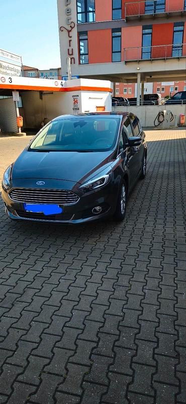 Grau Gebraucht 2016 Ford S-MAX Titanium Van / Kleinbus | 13.000 € (Guter Preis) - Bild 1/4
