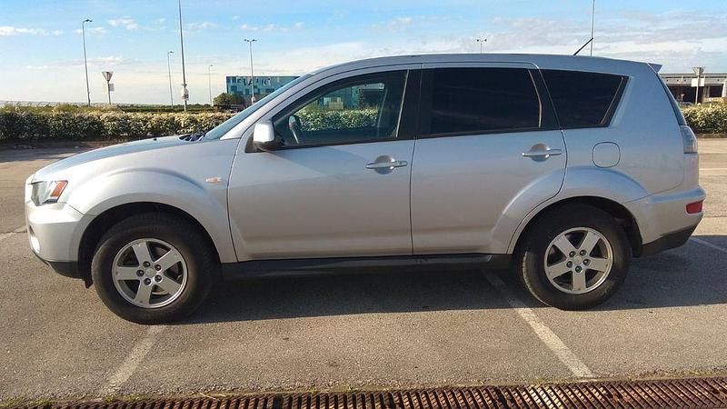 Silber Gebraucht 2011 Mitsubishi Outlander Invite SUV | 5.100 € - Bild 1/4