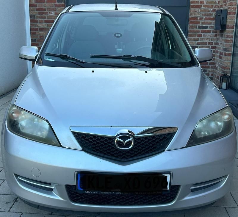 Silber Gebraucht 2004 Mazda 2 Kleinwagen | 1.000 € (Fairer Preis) - Bild 1/4