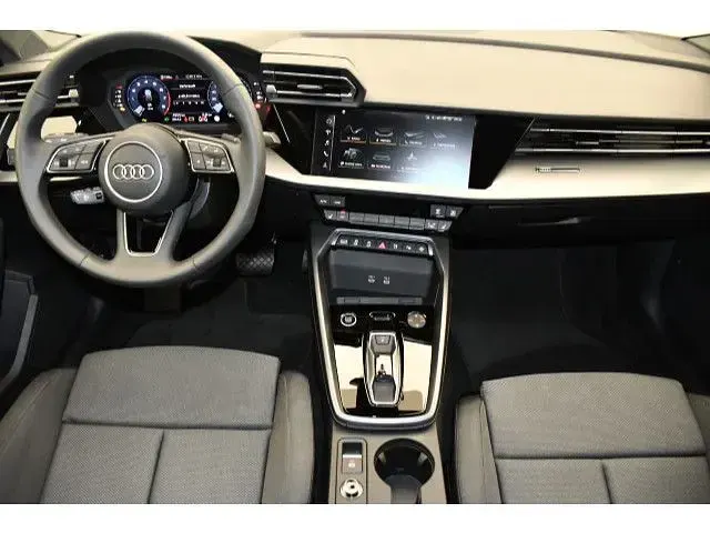 Gebraucht Audi A3 Sport 150 PS (110 kW) 2025 Arkonaweiß Limousine