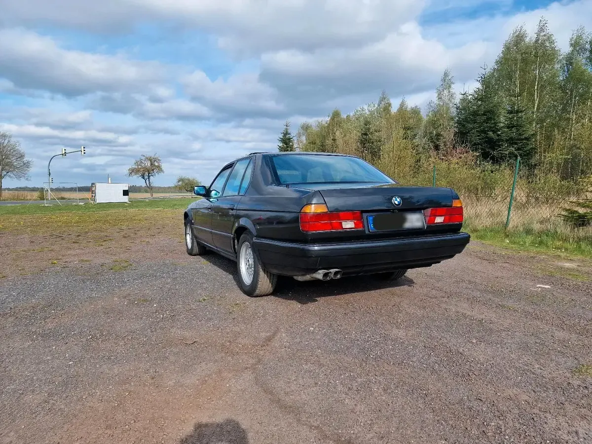 Gebraucht BMW 750 Basis 299 PS (219 kW) 1992 Schwarz Limousine
