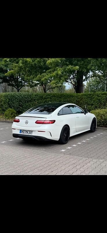 Gebraucht Mercedes E220 AMG 194 PS (142 kW) 2018 Weiß Coupé