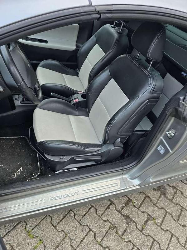 Grau Gebraucht 2011 Peugeot 207 CC Roland Garros Cabrio | 3.999 € (Fairer Preis) - Bild 1/4