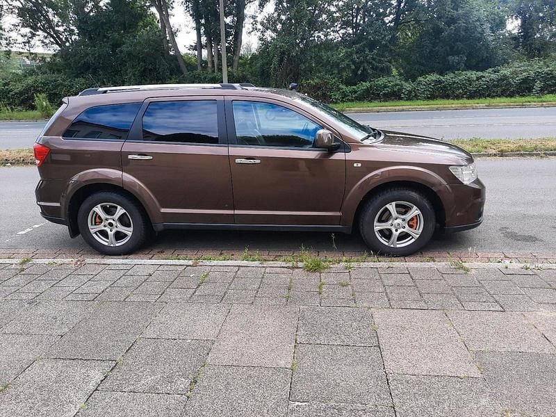Braun Gebraucht 2012 Fiat Freemont SUV | 6.850 € (Superpreis) - Bild 1/4