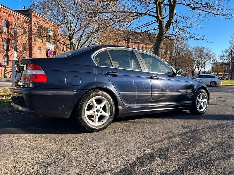 Gebraucht BMW 320 170 PS (125 kW) 2004 Blau Limousine