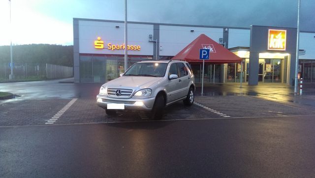 Gebraucht Mercedes ML270 222 PS (163 kW) 2003 Silber metallic SUV