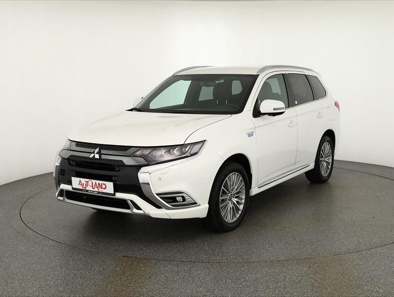 Weiß Gebraucht 2020 Mitsubishi Outlander P-HEV Plus SUV | 25.490 € (Etwas zu teuer) - Bild 1/4