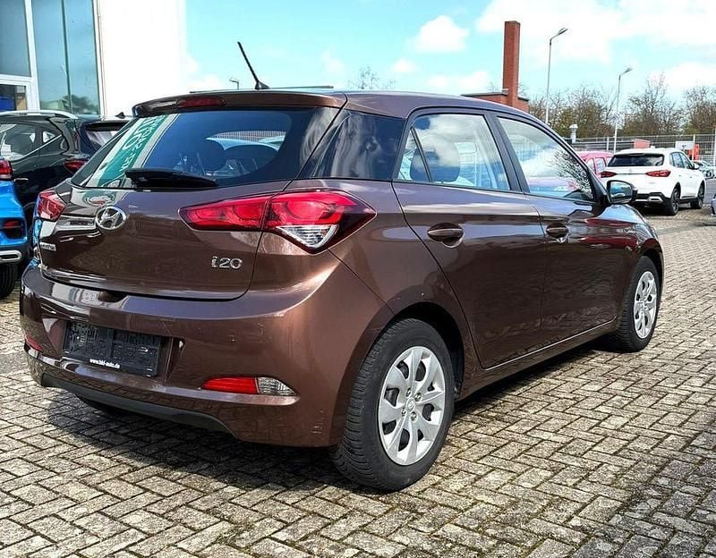 Gebraucht Hyundai i20 Classic 101 PS (74 kW) 2017 Braun Limousine