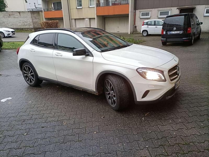 Weiß Gebraucht 2016 Mercedes GLA220 SUV | 18.250 € (Fairer Preis) - Bild 1/4