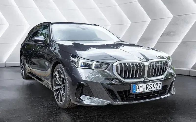 Gebraucht BMW 520 208 PS (152 kW) 2025 Grau Kombi