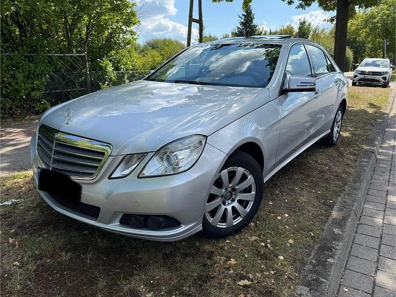 Grau Gebraucht 2011 Mercedes 220 Limousine | 8.999 € - Bild 1/4