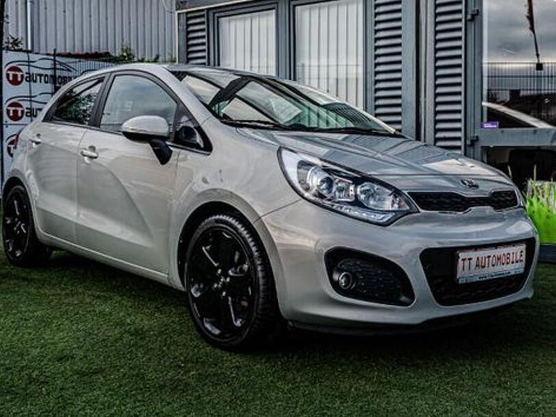 Grau Gebraucht 2013 Kia Rio Spirit Limousine | 5.999 € (Guter Preis) - Bild 1/4
