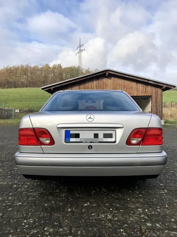 Gebraucht Mercedes E200 136 PS (100 kW) 1997 Silber Limousine