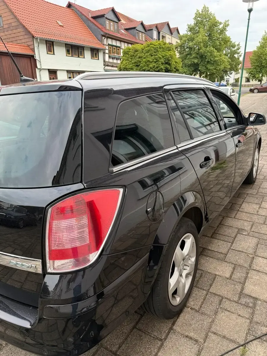 Gebraucht Opel Astra 110 PS (80 kW) 2009 Schwarz Limousine