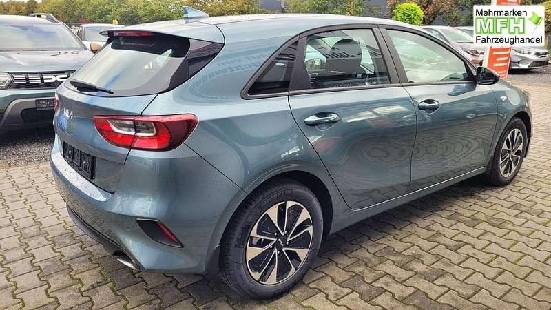 Neu Kia Ceed 140 PS (102 kW) 2025 Lunarsilber Kleinwagen