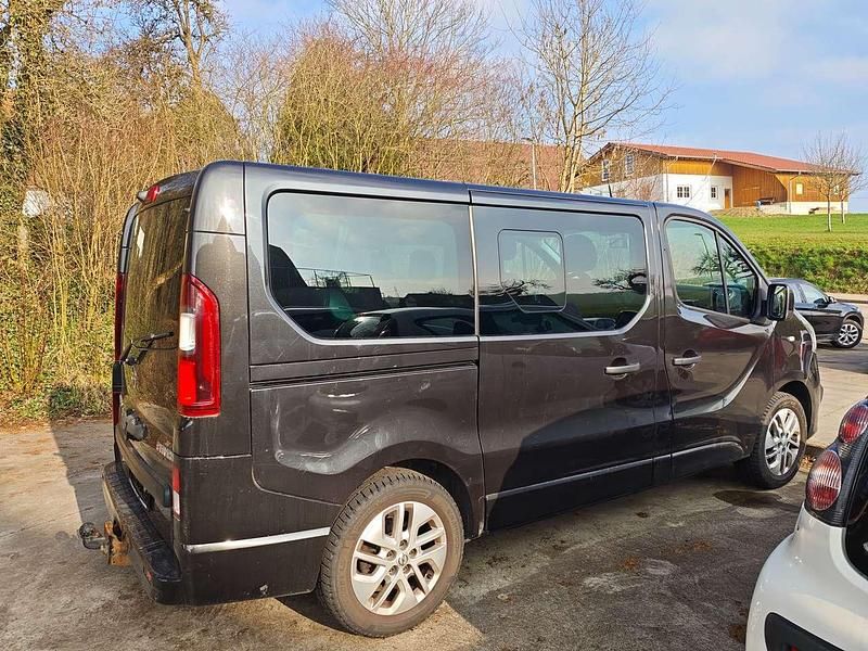 Gebraucht Opel Vivaro 145 PS (106 kW) 2017 Mitternachtsschwarz Van / Kleinbus
