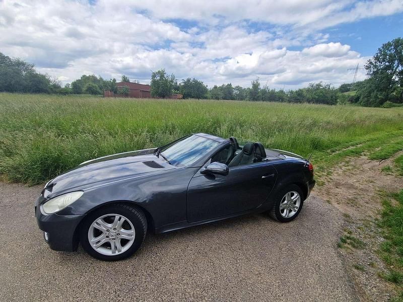 Grau Gebraucht 2009 Mercedes SLK200 Cabrio | 11.900 € (Fairer Preis) - Bild 1/4