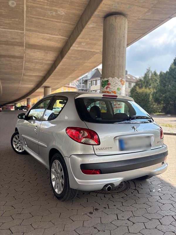 Gebraucht Peugeot 206+ 75 PS (55 kW) 2010 Silber Kleinwagen