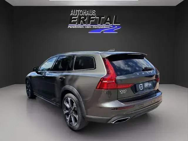 Gebraucht Volvo V60 CC Pro 250 PS (183 kW) 2022 Grau Kombi