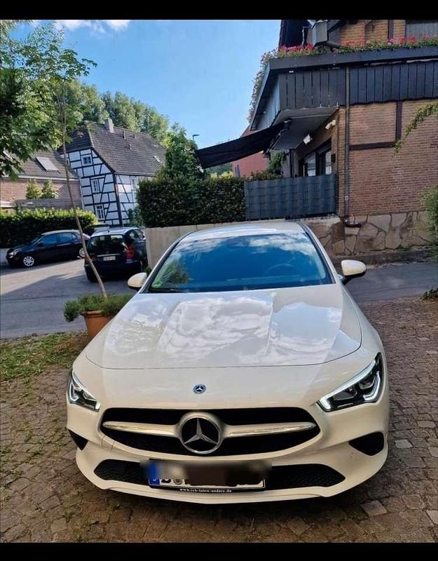 Weiß Gebraucht 2022 Mercedes CLA200 Luxury Kombi | 26.800 € (Fairer Preis) - Bild 1/4