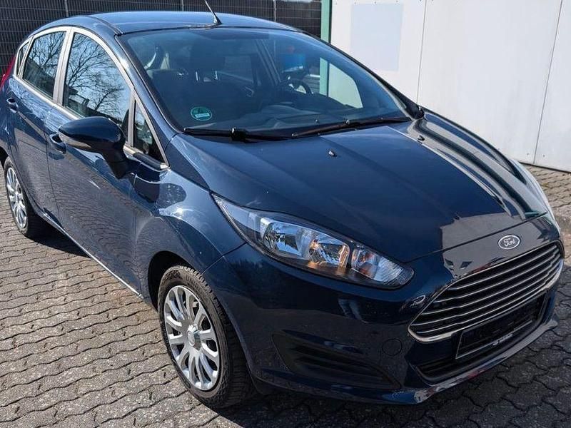 Gebraucht Ford Fiesta Trend 60 PS (44 kW) 2015 Blau Limousine