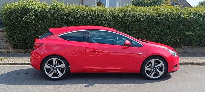 Rot Gebraucht 2011 Opel Astra GTC Innovation Limousine | 6.800 € (Fairer Preis) - Bild 1/4