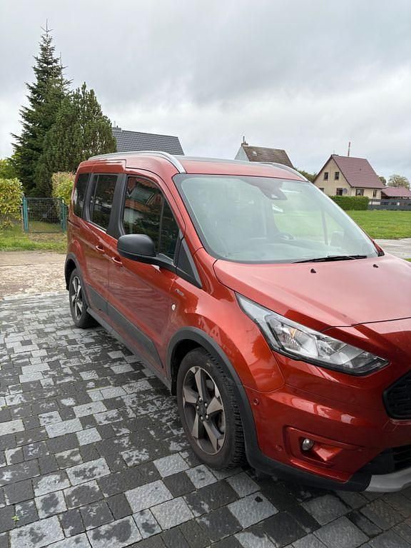 Rot Gebraucht 2021 Ford Tourneo Connect Active Van / Kleinbus | 23.999 € (Guter Preis) - Bild 1/4