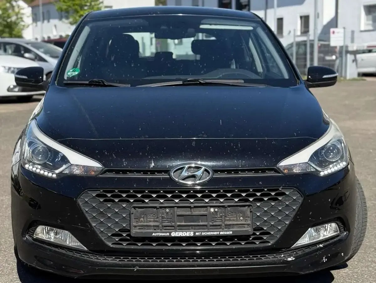 Gebraucht Hyundai i20 Intro Edition 75 PS (55 kW) 2015 Phantom black. / mic Kleinwagen