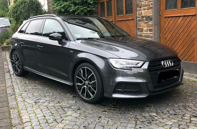 Grau Gebraucht 2017 Audi A3 Sportback Sport Limousine | 18.990 € (Etwas zu teuer) - Bild 1/4