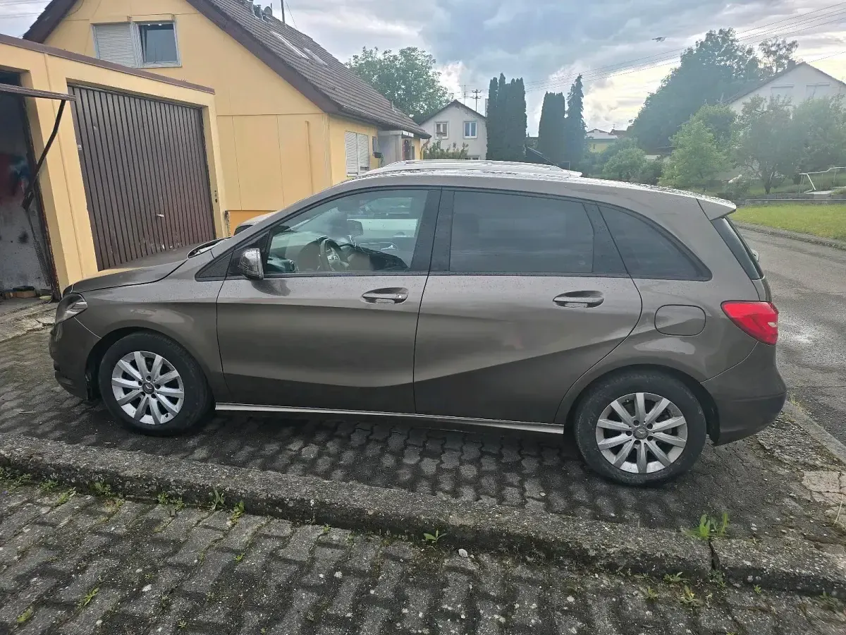 Gebraucht Mercedes B180 122 PS (89 kW) 2013 Grau Kleinwagen