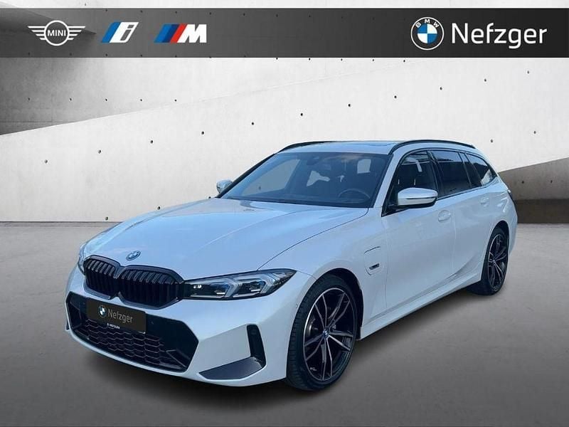 Mineralweiss metallic Gebraucht 2023 BMW 330e M Sport Kombi | 37.900 € (Guter Preis) - Bild 1/4