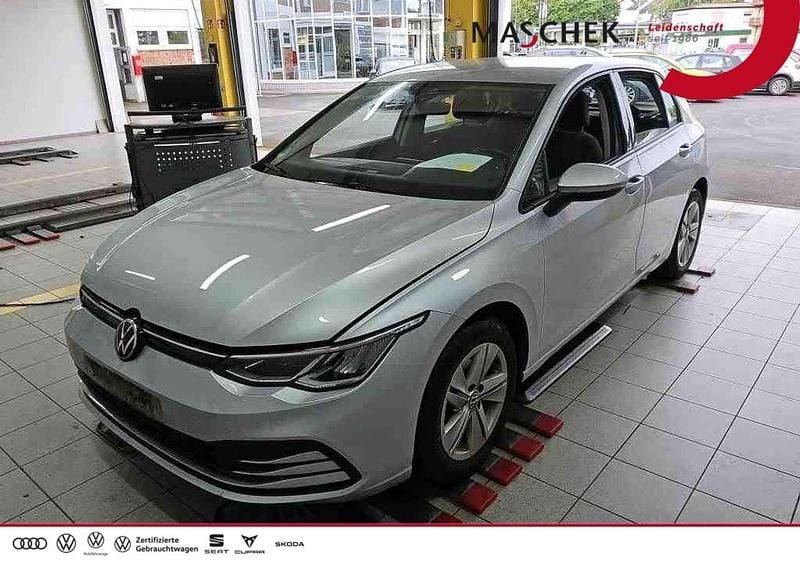 Reflexsilber metallic Gebraucht 2022 VW Golf VIII Life Limousine | 19.640 € (Fairer Preis) - Bild 1/4
