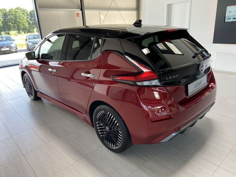 Gebraucht Nissan Leaf N-Connecta 110 kW (150 PS) 2023 Red pm/ black p Kleinwagen