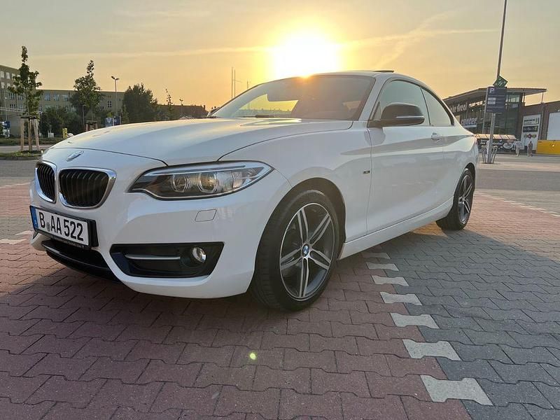 Weiß Gebraucht 2015 BMW 220 Sport Line Coupé | 11.700 € (Fairer Preis) - Bild 1/4