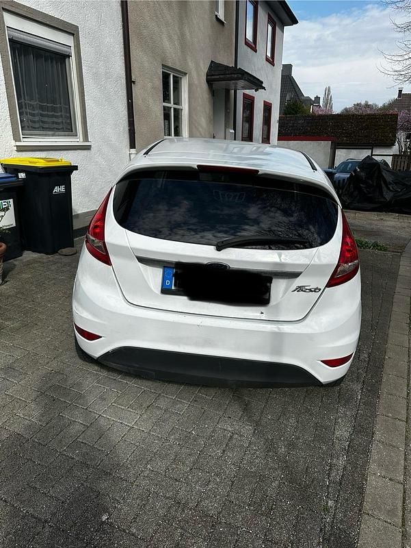 Gebraucht Ford Fiesta 82 PS (60 kW) 2010 Weiß Kleinwagen