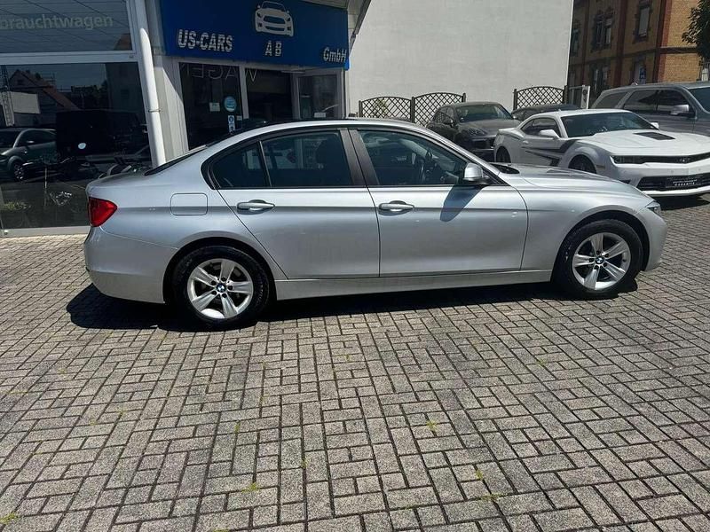 Glaciersilber metallic Gebraucht 2012 BMW 320 Limousine | 6.100 € (Superpreis) - Bild 1/4